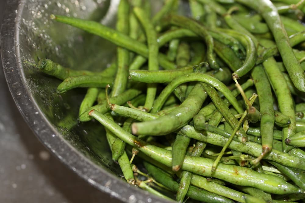 washed raw green beans