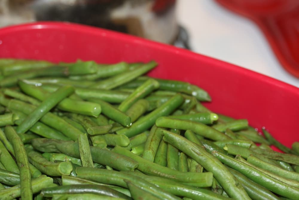 washed and trimmed green beans in a steamer