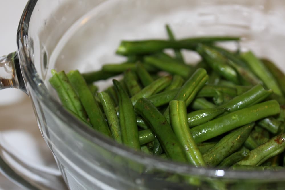 glass bowl of washed and trimmed green beans