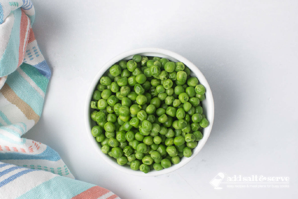 A bowl of cooked peas.